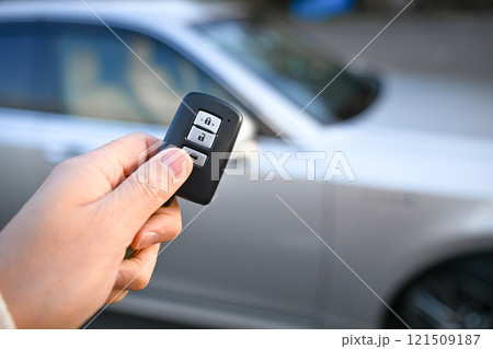 車の鍵を持った手元 121509187