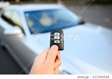 車の鍵を持った手元 121509188