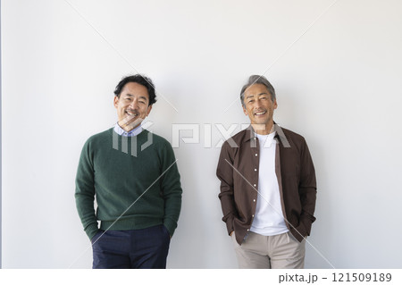 カメラ目線で笑顔の2人のシニア男性 121509189