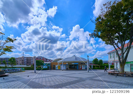 神奈川県川崎市麻生区の小田急多摩線 栗平駅(くりひらえき)北口広場から駅方面 121509196