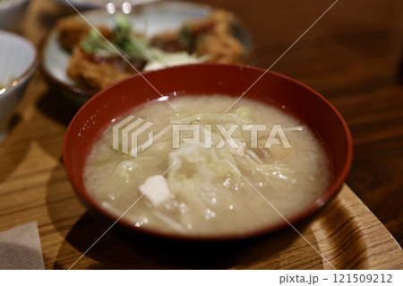 味噌汁　豆腐とキャベツと油揚げ 121509212