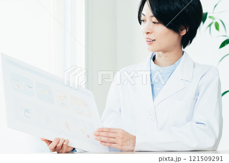 栄養指導をする栄養士の女性 栄養指導をする栄養士の女性 121509291