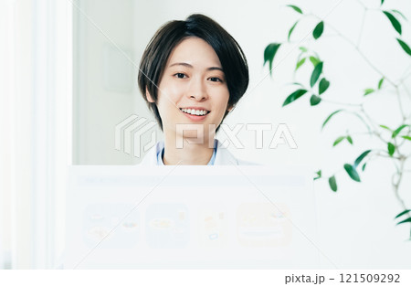 栄養指導をする栄養士の女性 121509292