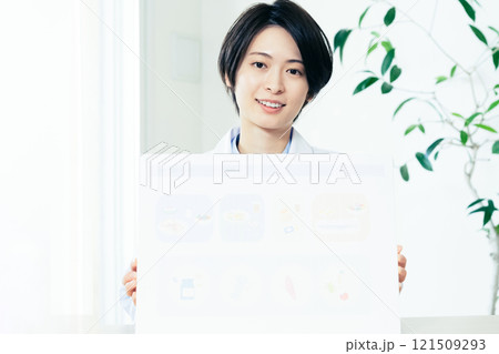 栄養指導をする栄養士の女性 栄養指導をする栄養士の女性 121509293