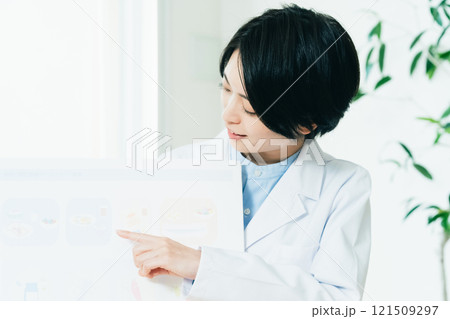 栄養指導をする栄養士の女性 栄養指導をする栄養士の女性 121509297