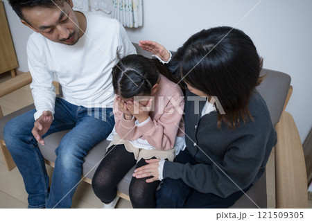悩んで悲しむ泣く子どもと慰める両親 イジメや悩みのイメージ 悩んで悲しむ泣く子どもと慰める両親 イジメや悩みのイメージ 121509305