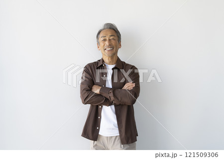カメラ目線で笑顔のシニア男性 121509306