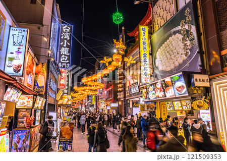 日本の横浜都市景観 2025春節燈花。夜の中華街大通りや龍のランタンなどを望む…輝く希望の時代へ 121509353