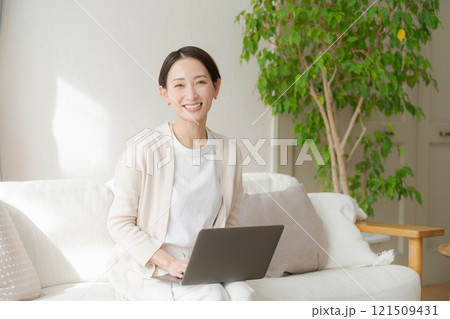 ソファでパソコン作業をする女性 121509431