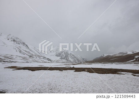 残雪のある4月のクンジュラブ峠（中国・パキスタン国境） 121509443