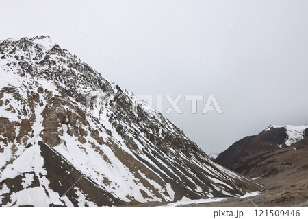 クンジュラブ峠の岩山と谷間の道（パキスタン） 121509446