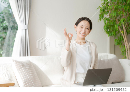 ソファでパソコン作業をする女性 121509482