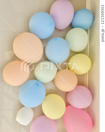 写真素材：色とりどりの風船　 121509501