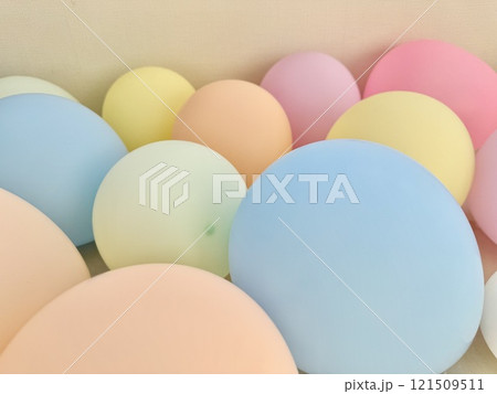 写真素材：色とりどりの風船　 121509511