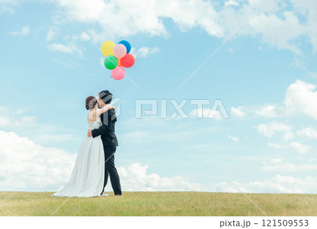 空バックの新郎新婦(ウェディング・結婚式・ブライダル・バルーンリリース・フォトウェディング) 空バックの新郎新婦(ウェディング・結婚式・ブライダル・バルーンリリース・フォトウェディング) 121509553