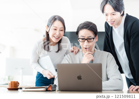 パソコンの情報に驚くビジネスチーム パソコンの情報に驚くビジネスチーム 121509811