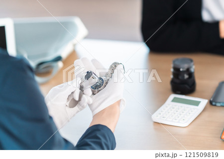 自宅に保管していた腕時計を買取業者で見積もる若い男性 顔無し 自宅に保管していた腕時計を買取業者で見積もる若い男性 顔無し 121509819