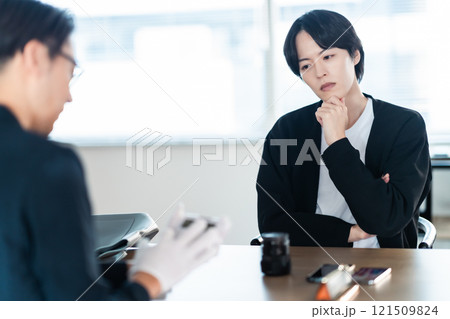 査定額をもう一声欲しい若い男性客 121509824