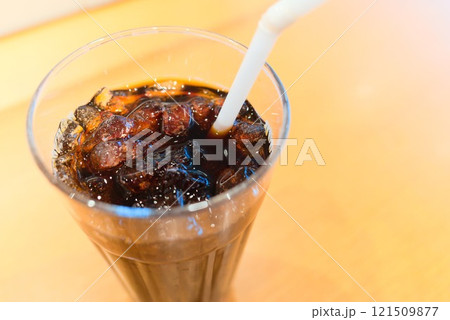 真夏のカフェで休んで飲むアイスコーヒー 121509877