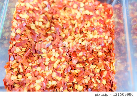 天鷹唐辛子 - 辛さが際立つ鮮やかな唐辛子のアップ 121509990