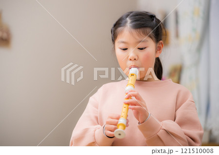 音楽のリコーダー（縦笛）を練習する女の子 121510008