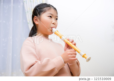 音楽のリコーダー(縦笛)を練習する女の子 音楽のリコーダー(縦笛)を練習する女の子 121510009