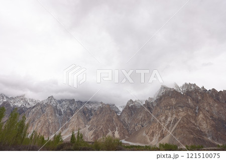 薄く雪化粧したパキスタンの岩山(4月のススト) 薄く雪化粧したパキスタンの岩山(4月のススト) 121510075
