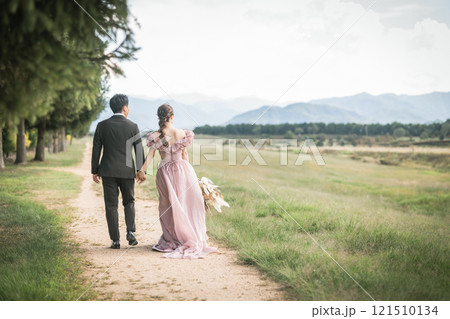 公園でドレス姿で手を繋ぐ新郎新婦(ウェディング・結婚・ロマンス・ブライダル・アンティーク) 公園でドレス姿で手を繋ぐ新郎新婦(ウェディング・結婚・ロマンス・ブライダル・アンティーク) 121510134