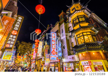 日本の横浜都市景観 2025春節燈花。夜の中華街大通りや龍のランタンなどを望む…希望の時代へ 121510169