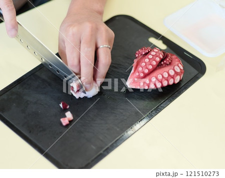 タコを切る男性の手元 - 料理準備シーン 121510273