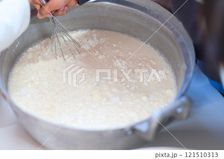 たこ焼き粉を混ぜるシーン - 祭りの準備風景 121510313