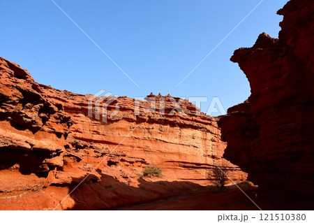 浸食と風食により形づくられた峡谷の風景 121510380