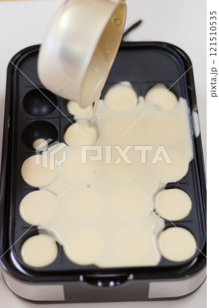 たこ焼き器にトロリ！おいしい瞬間が始まる 121510535