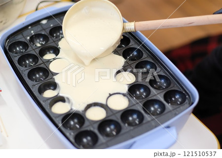 たこ焼き器にトロリ！おいしい瞬間が始まる 121510537