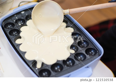 たこ焼き器にトロリ!おいしい瞬間が始まる たこ焼き器にトロリ!おいしい瞬間が始まる 121510538
