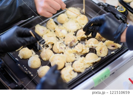黄金色に輝く！たこ焼きをひっくり返す瞬間 121510659