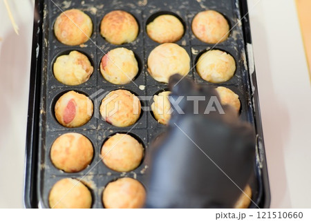 黄金色に輝く！たこ焼きをひっくり返す瞬間 121510660