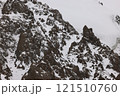 黒い岩肌と白い積雪（4月のパキスタン・クンジュラブ峠） 121510760