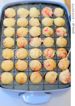 完成間近!たくさんのたこ焼きが並ぶ様子 完成間近!たくさんのたこ焼きが並ぶ様子 121510773