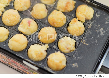 完成間近!たくさんのたこ焼きが並ぶ様子 完成間近!たくさんのたこ焼きが並ぶ様子 121510775