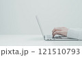 ノートパソコンを操作する女性の手 121510793