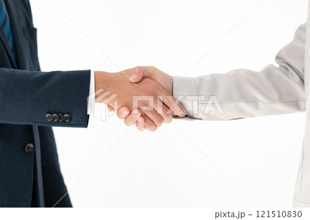 握手する作業服を着た男性とビジネスマン 121510830
