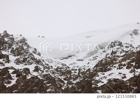 山頂に残る雪塊(4月のパキスタン北部・クンジュラブ峠) 山頂に残る雪塊(4月のパキスタン北部・クンジュラブ峠) 121510865