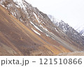 残雪のある岩山の斜面（4月のパキスタン北部・クンジュラブ峠） 121510866