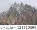 雪化粧する険しい岩肌（4月のパキスタン北部・ススト） 121510869