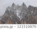 雪化粧する険しい岩肌（4月のパキスタン北部・ススト） 121510870