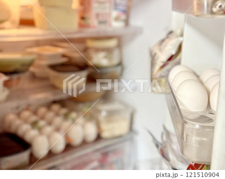 ドアを開いた冷蔵庫の中のたくさんの卵 121510904