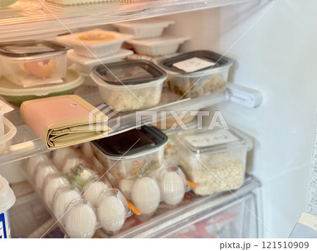 冷蔵庫の庫内に置いた財布 121510909