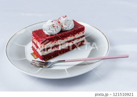 レッドベルベットケーキ ホイップクリーム添え 121510921
