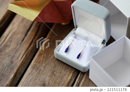 ラッピングから出したプレゼントの天然石ピアス ラッピングから出したプレゼントの天然石ピアス 121511178